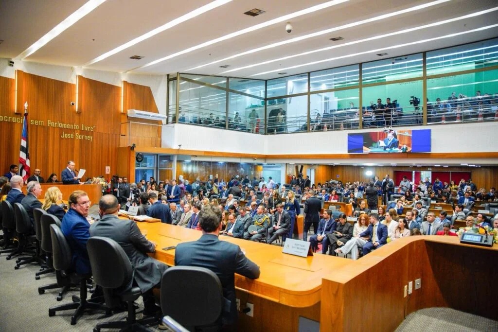 Liminar da Justiça restaura seis deputados e mantém PSB no governo