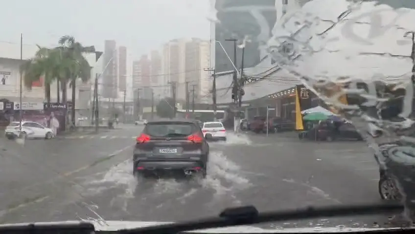 Chuva forte alaga ruas da Grande São Luís e Inmet coloca quase todo o MA sob alerta