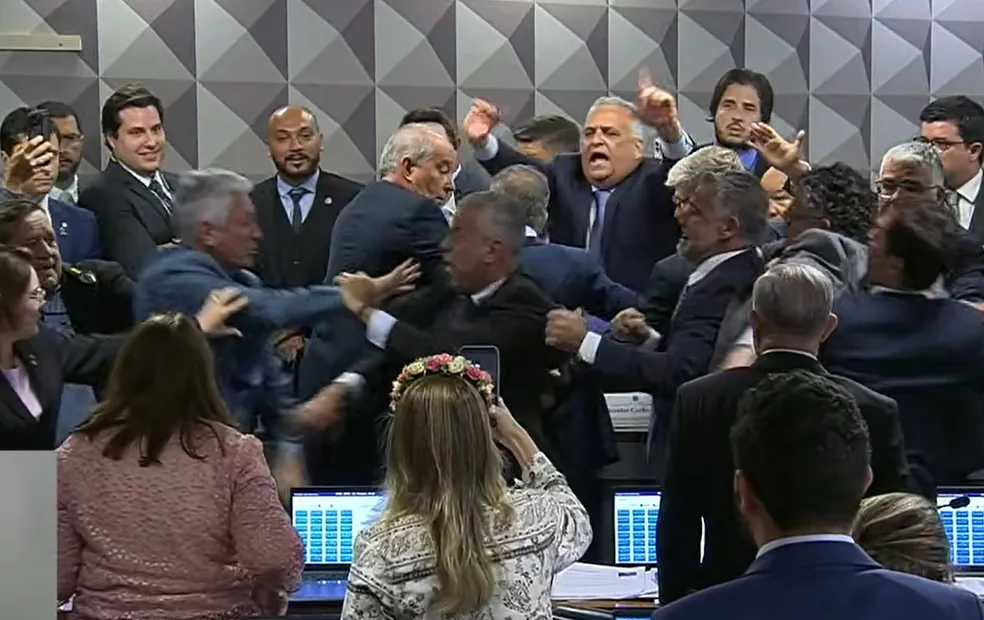 CPMI do INSS aprova quebra de sigilo de Lulinha e sessão termina em confusão com socos entre deputados