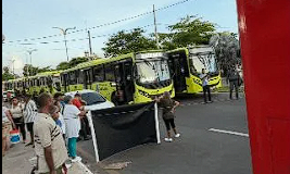 Protesto de feirantes interdita avenida e paralisa terminais em São Luís