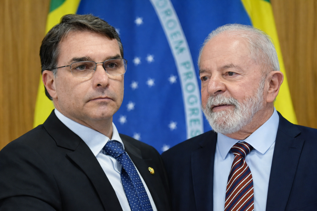 Lula lidera disputa presidencial, mas vantagem sobre Flávio Bolsonaro diminui, aponta Paraná Pesquisas