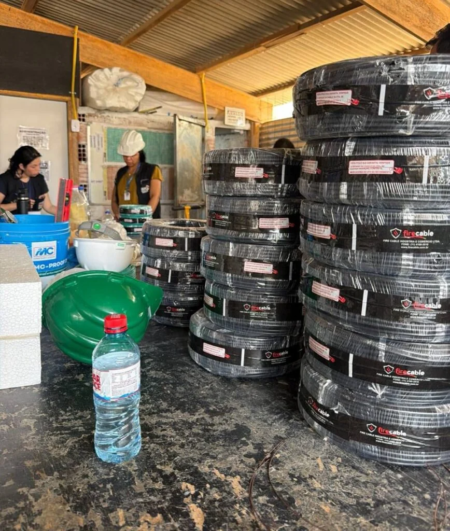 Operação conjunta apreende 20 km de fios irregulares em condomínio na Grande Ilha