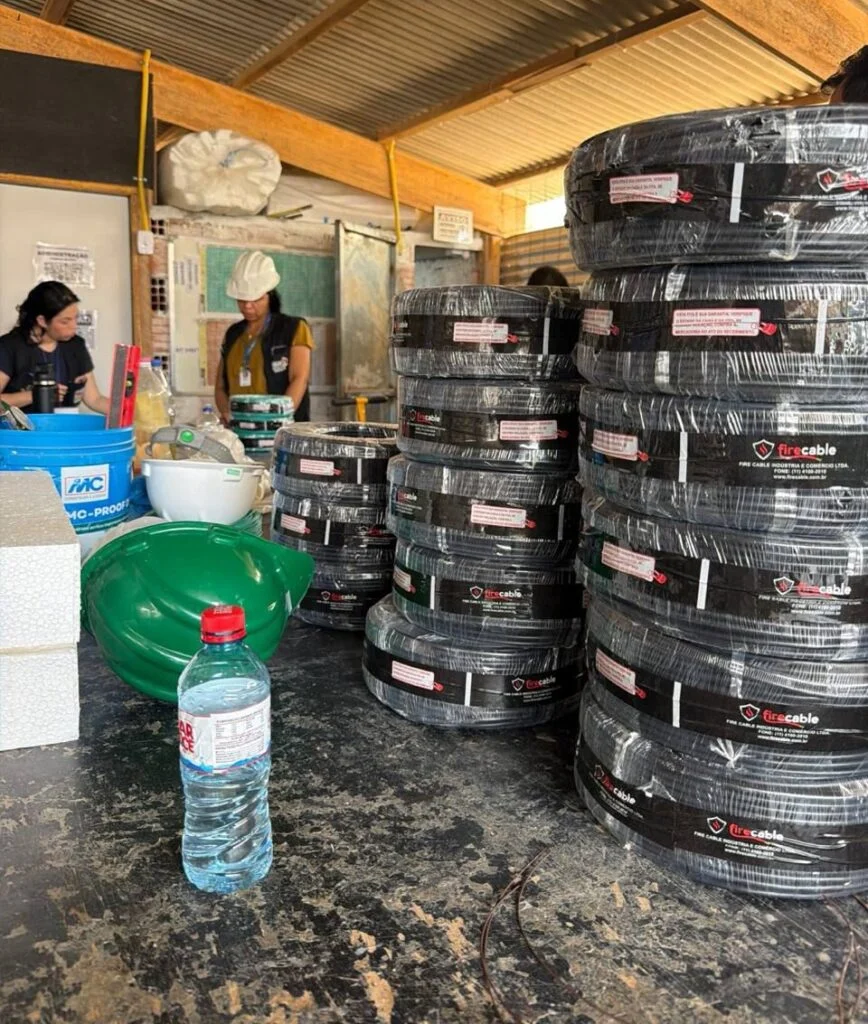 Operação conjunta apreende 20 km de fios irregulares em condomínio na Grande Ilha
