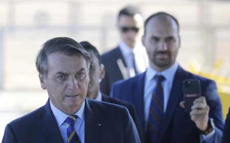 STF dá 24 horas para defesa de Bolsonaro explicar declaração de Eduardo sobre vídeos