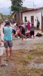 Resgate de moto em meio à enxurrada marca caos após chuvas em Santa Rita