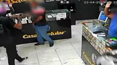 Dupla armada invade loja de celulares e realiza assalto no João Paulo