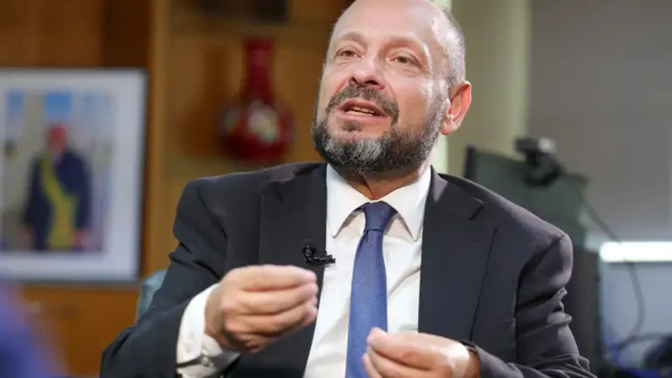 Governo Lula demite presidente do INSS, Gilberto Waller, e nomeia servidora de carreira