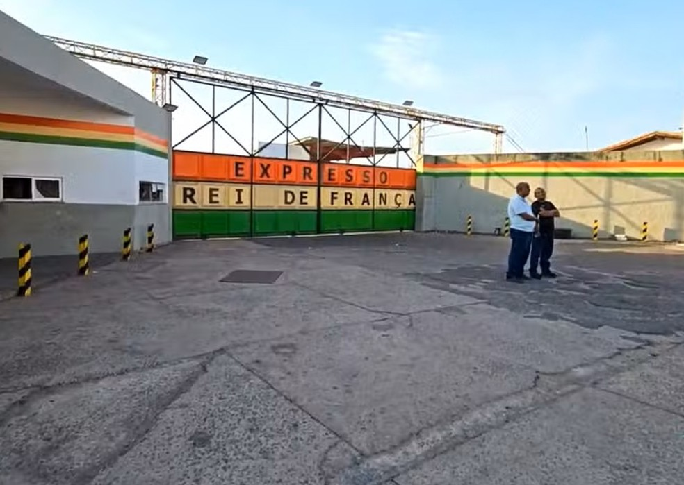 Motoristas da antiga 1001 param na manhã desta terça e só três ônibus deixam garagem