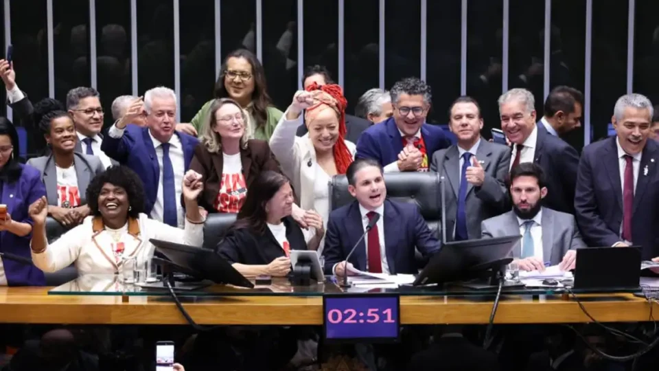 Câmara aprova fim da escala 6×1 em dois turnos e proposta segue para o Senado