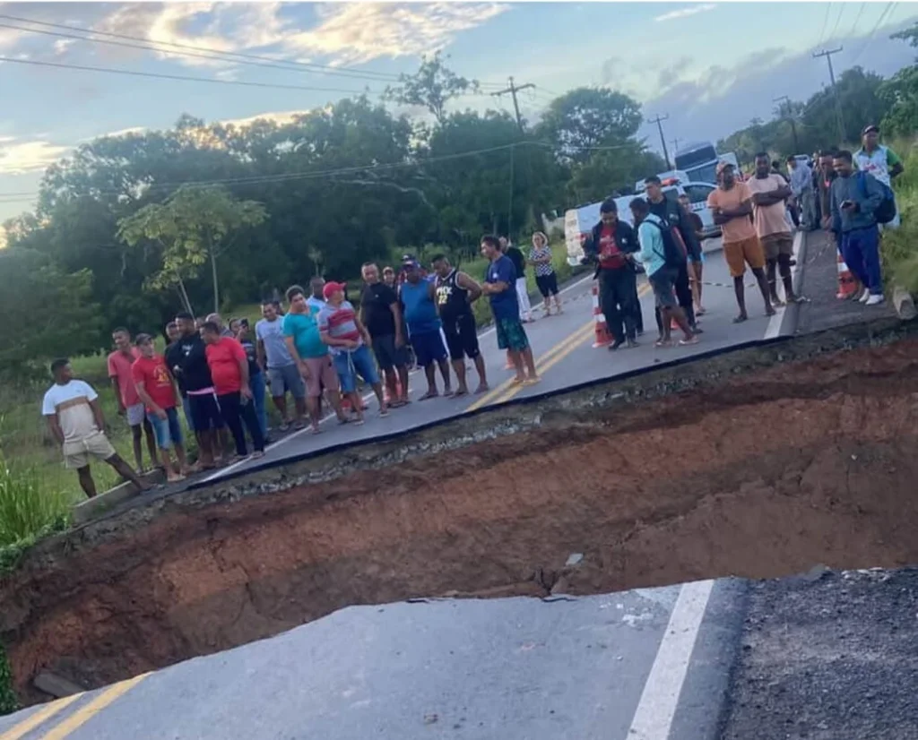 Estrada rompe após chuvas e isola trecho da MA-014 entre Viana e Matinha