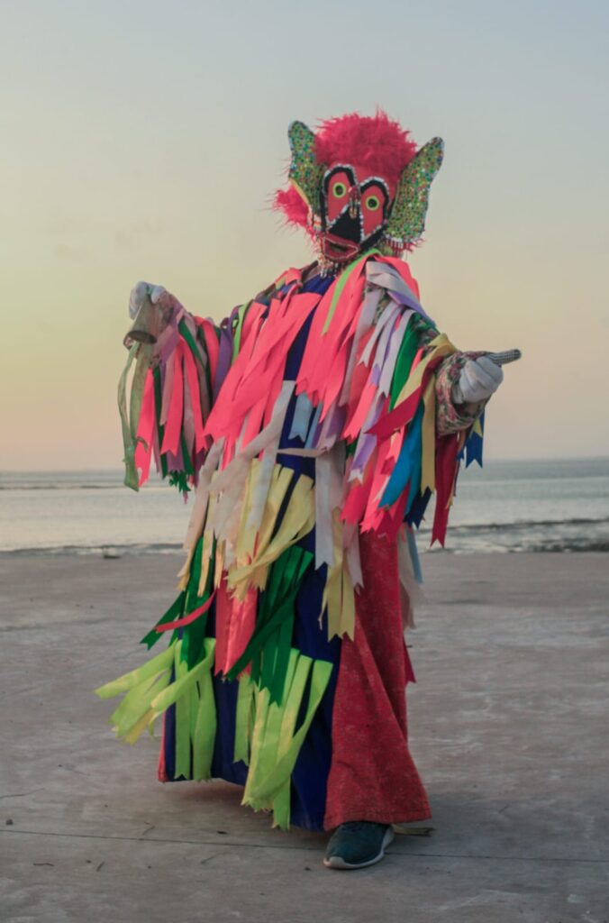 Exposição transforma Cazumba do bumba meu boi em zona autônoma da arte no Maranhão