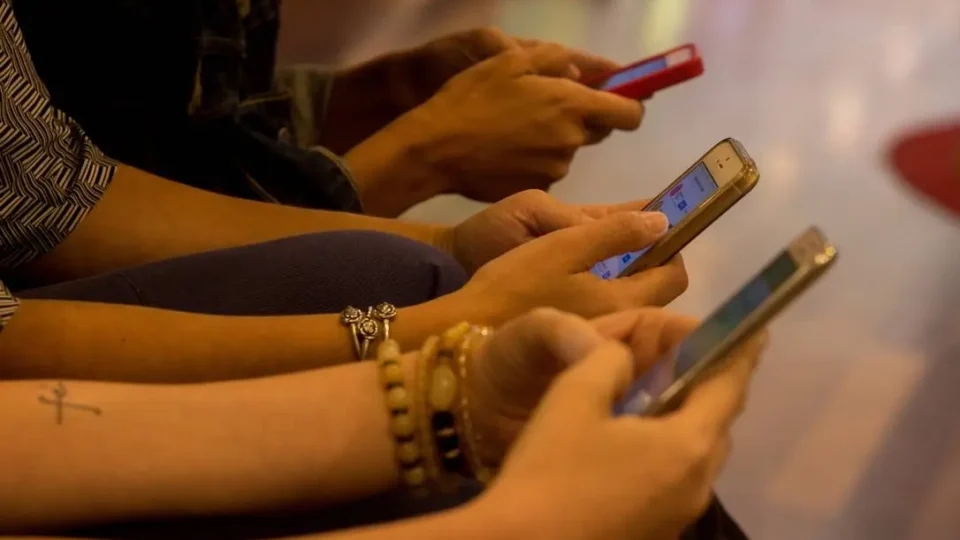 Reino Unido anuncia veto total a redes sociais para menores de 16 anos