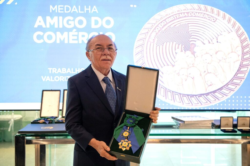 Presidente da Fecomércio-MA recebe grã-cruz da Ordem do Mérito Comercial da Amazônia