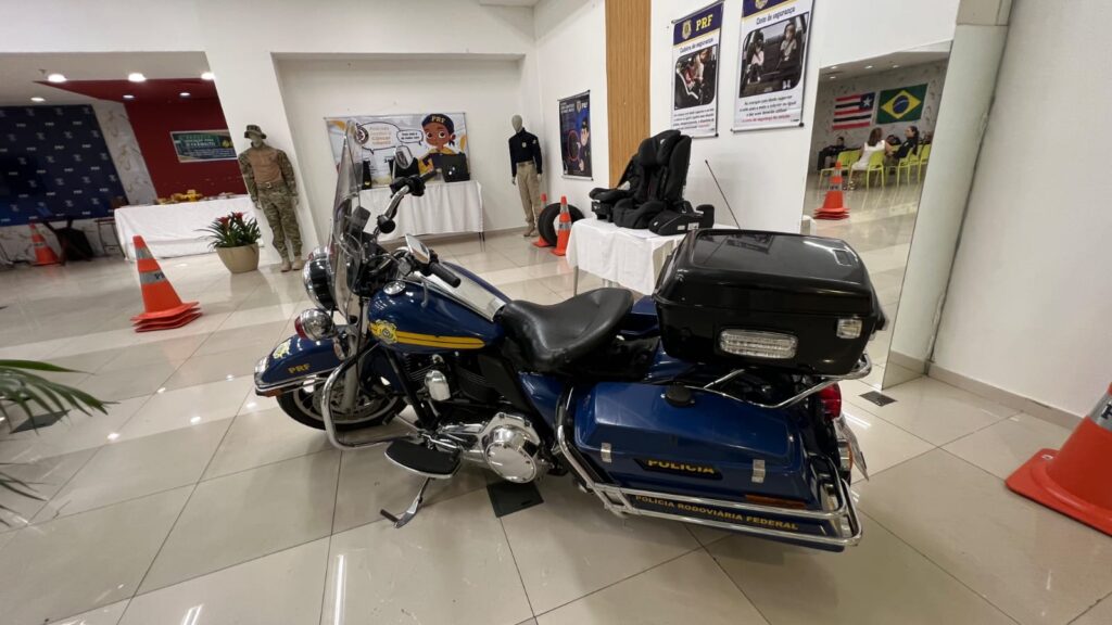PRF comemora 98 anos com exposição de carros, motos e equipamentos no Rio Anil Shopping