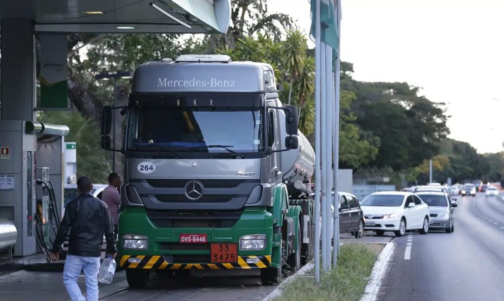 Senado aprova MP do frete e exclui piso salarial de R$ 5 mil para caminhoneiros