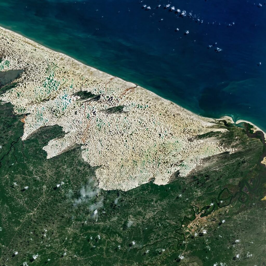 NASA divulga imagem dos Lençóis Maranhenses e chama paisagem de “deserto feito de água”
