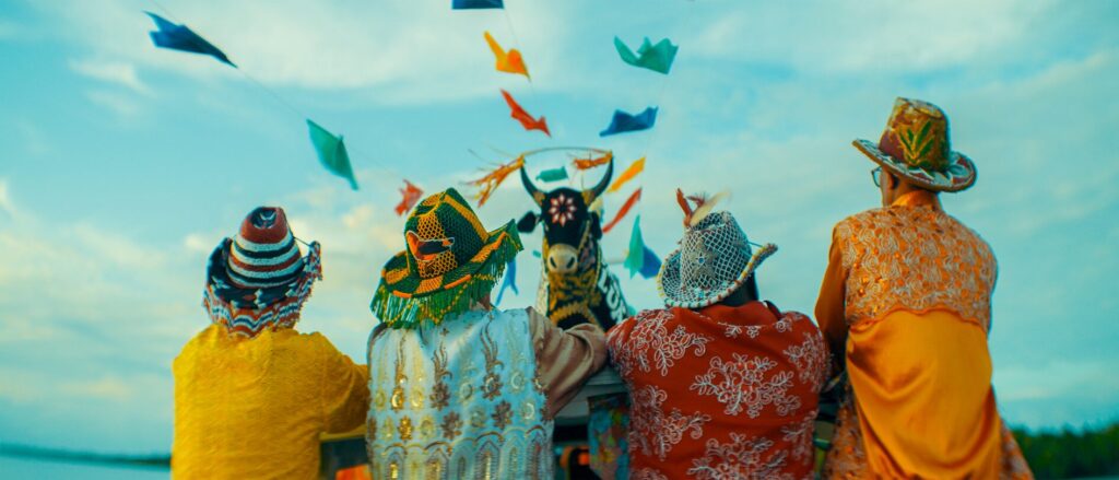 “Toadas em Riba do Mar” mostra no cinema a jornada de cinco amos do bumba meu boi pela Baía de São José