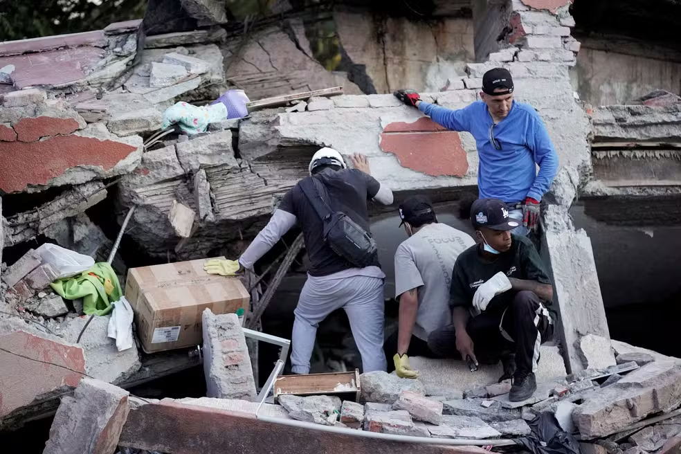 Colômbia entra no segundo dia de buscas após terremoto que deixou mais de 100 mortos