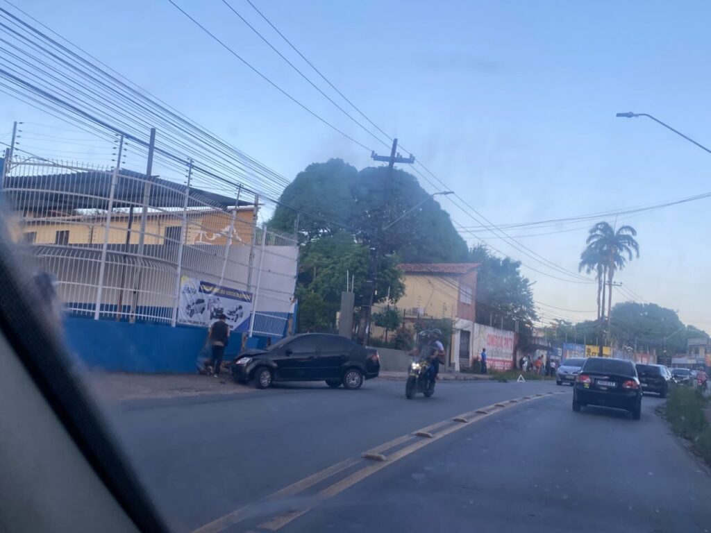 Motorista foge e abandona carro após bater em muro de comércio no Anil