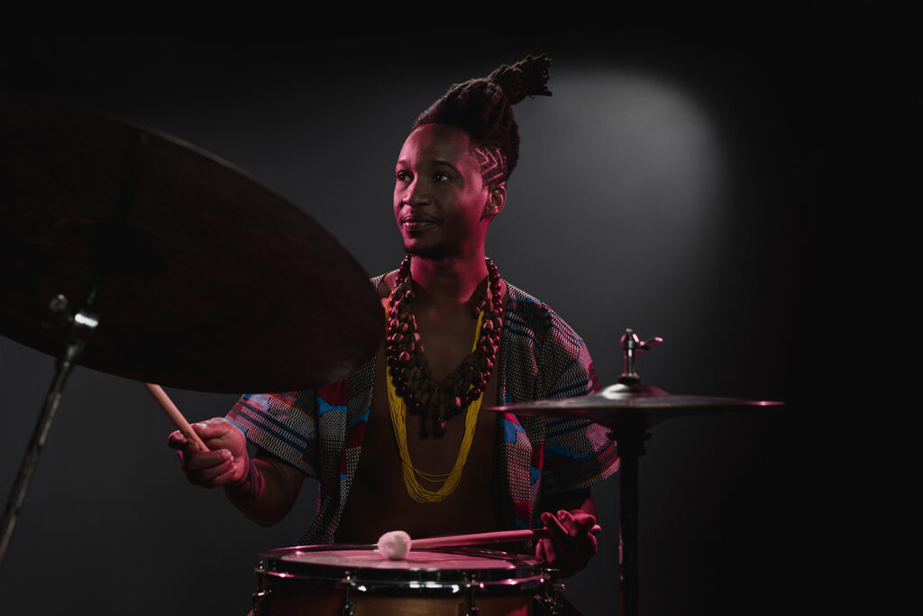 Músico maranhense leva som dos terreiros ao jazz europeu em concerto em Paris
